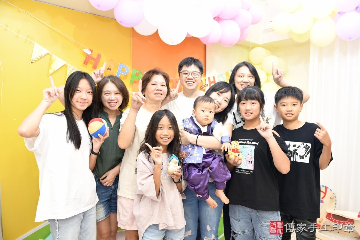 傳家手工印章台南店、抓周、度晬、中國風會場、抓周道具物品、抓周證書、滿周歲、熙熙寶寶、台南市、拍照、生日快樂 傳家手工印章台南店、抓周、度晬、中國風會場、抓周道具物品、抓周證書、滿周歲、熙熙寶寶、台南市、拍照、生日快樂