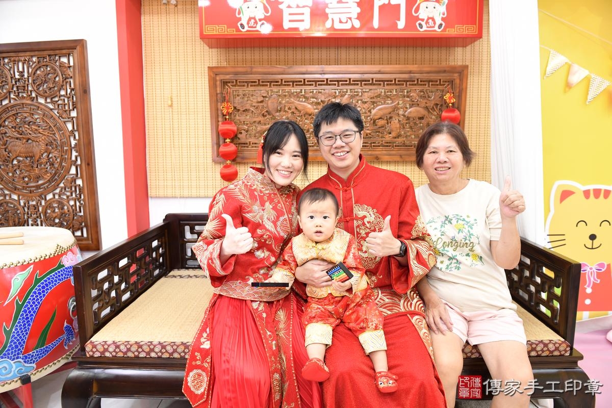 傳家手工印章台南店、抓周、度晬、中國風會場、抓周道具物品、抓周證書、滿周歲、熙熙寶寶、台南市、拍照、生日快樂 傳家手工印章台南店、抓周、度晬、中國風會場、抓周道具物品、抓周證書、滿周歲、熙熙寶寶、台南市、拍照、生日快樂