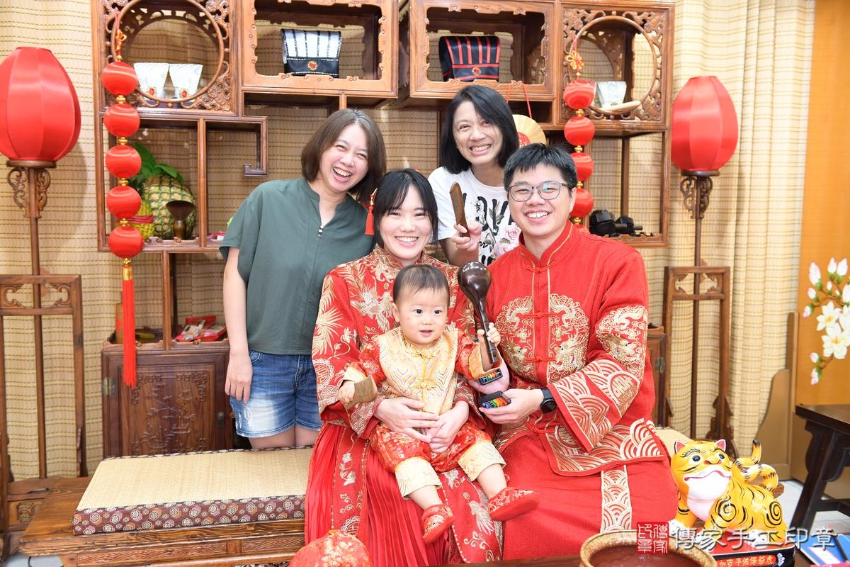 傳家手工印章台南店、抓周、度晬、中國風會場、抓周道具物品、抓周證書、滿周歲、熙熙寶寶、台南市、拍照、生日快樂 傳家手工印章台南店、抓周、度晬、中國風會場、抓周道具物品、抓周證書、滿周歲、熙熙寶寶、台南市、拍照、生日快樂