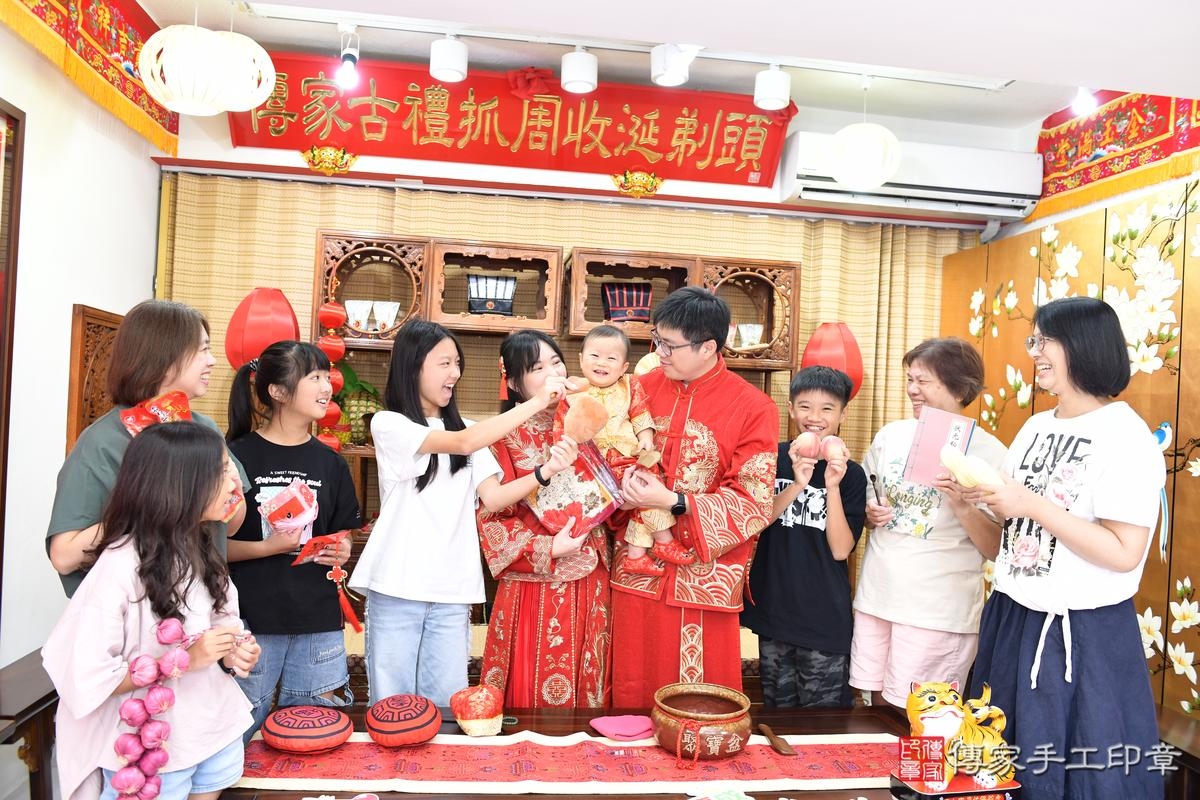 傳家手工印章台南店、抓周、度晬、中國風會場、抓周道具物品、抓周證書、滿周歲、熙熙寶寶、台南市、拍照、生日快樂 傳家手工印章台南店、抓周、度晬、中國風會場、抓周道具物品、抓周證書、滿周歲、熙熙寶寶、台南市、拍照、生日快樂