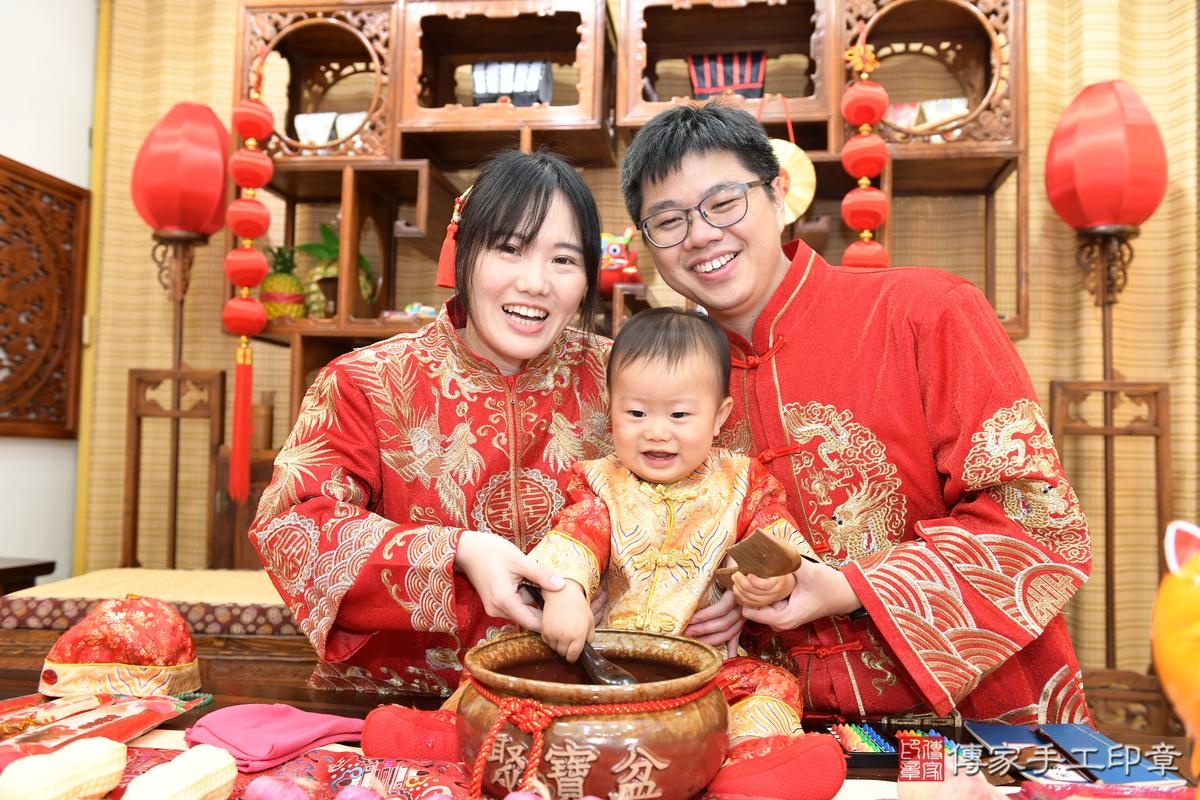 傳家手工印章台南店、抓周、度晬、中國風會場、抓周道具物品、抓周證書、滿周歲、熙熙寶寶、台南市、拍照、生日快樂 傳家手工印章台南店、抓周、度晬、中國風會場、抓周道具物品、抓周證書、滿周歲、熙熙寶寶、台南市、拍照、生日快樂