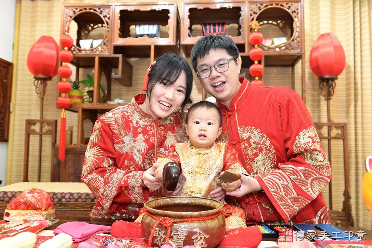 傳家手工印章台南店、抓周、度晬、中國風會場、抓周道具物品、抓周證書、滿周歲、熙熙寶寶、台南市、拍照、生日快樂 傳家手工印章台南店、抓周、度晬、中國風會場、抓周道具物品、抓周證書、滿周歲、熙熙寶寶、台南市、拍照、生日快樂