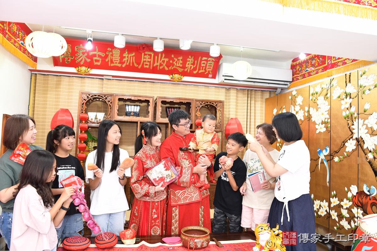 傳家手工印章台南店、抓周、度晬、中國風會場、抓周道具物品、抓周證書、滿周歲、熙熙寶寶、台南市、拍照、生日快樂 傳家手工印章台南店、抓周、度晬、中國風會場、抓周道具物品、抓周證書、滿周歲、熙熙寶寶、台南市、拍照、生日快樂