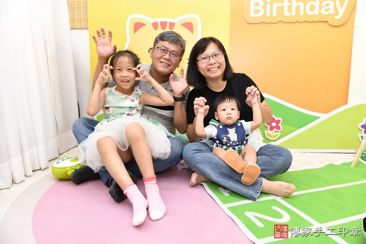 傳家手工印章台南店、美式抓周、抓周道具、未來職業、滿周歲、皓皓寶寶、台南市、拍照、生日快樂 傳家手工印章台南店、美式抓周、抓周道具、未來職業、滿周歲、皓皓寶寶、台南市、拍照、生日快樂