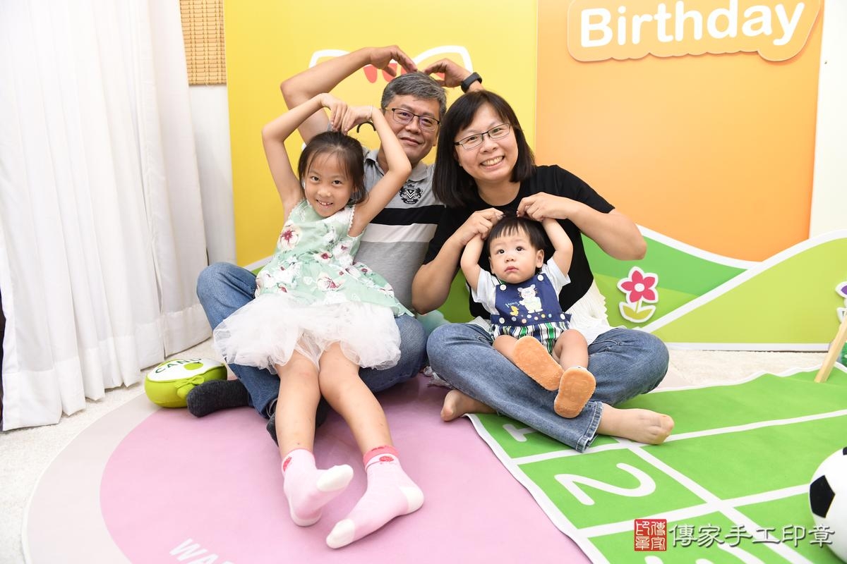 傳家手工印章台南店、美式抓周、抓周道具、未來職業、滿周歲、皓皓寶寶、台南市、拍照、生日快樂 傳家手工印章台南店、美式抓周、抓周道具、未來職業、滿周歲、皓皓寶寶、台南市、拍照、生日快樂
