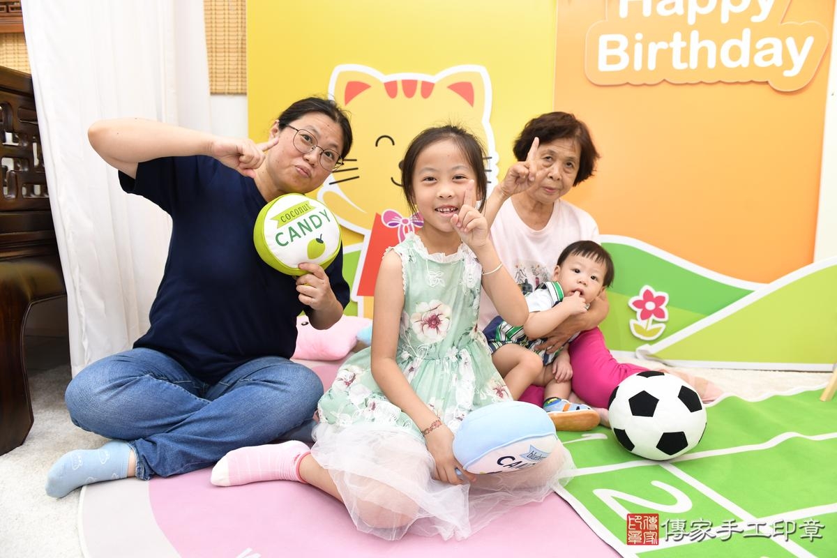 傳家手工印章台南店、美式抓周、抓周道具、未來職業、滿周歲、皓皓寶寶、台南市、拍照、生日快樂 傳家手工印章台南店、美式抓周、抓周道具、未來職業、滿周歲、皓皓寶寶、台南市、拍照、生日快樂