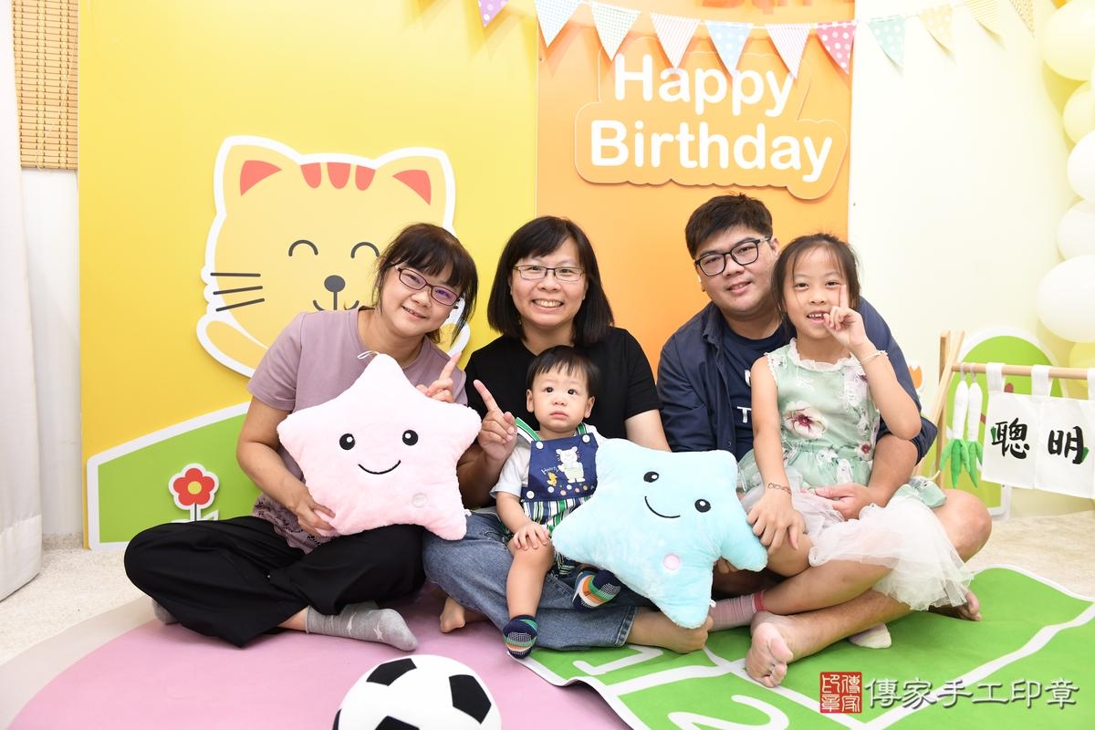 傳家手工印章台南店、美式抓周、抓周道具、未來職業、滿周歲、皓皓寶寶、台南市、拍照、生日快樂 傳家手工印章台南店、美式抓周、抓周道具、未來職業、滿周歲、皓皓寶寶、台南市、拍照、生日快樂