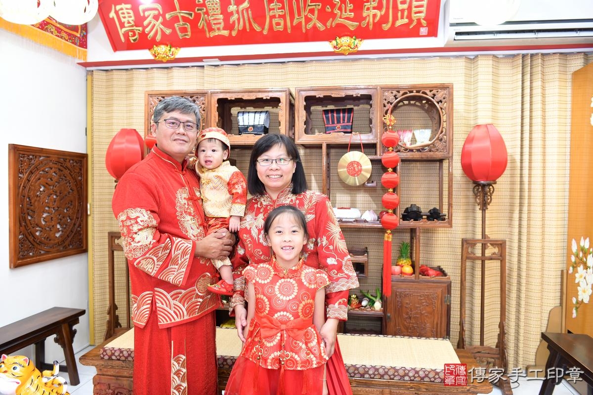 傳家手工印章台南店、美式抓周、抓周道具、未來職業、滿周歲、皓皓寶寶、台南市、拍照、生日快樂 傳家手工印章台南店、美式抓周、抓周道具、未來職業、滿周歲、皓皓寶寶、台南市、拍照、生日快樂