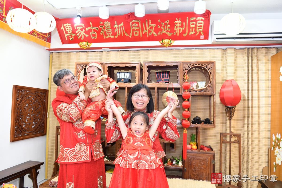 傳家手工印章台南店、美式抓周、抓周道具、未來職業、滿周歲、皓皓寶寶、台南市、拍照、生日快樂 傳家手工印章台南店、美式抓周、抓周道具、未來職業、滿周歲、皓皓寶寶、台南市、拍照、生日快樂