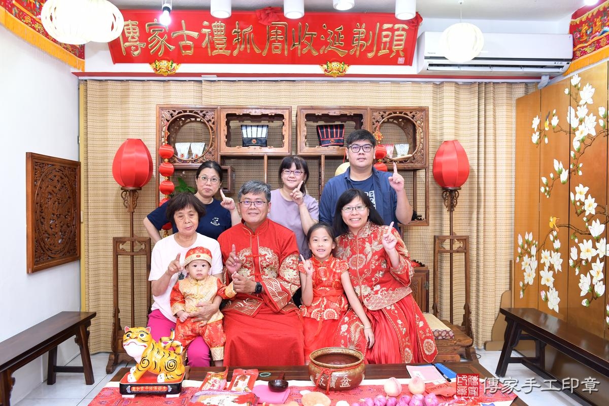 傳家手工印章台南店、美式抓周、抓周道具、未來職業、滿周歲、皓皓寶寶、台南市、拍照、生日快樂 傳家手工印章台南店、美式抓周、抓周道具、未來職業、滿周歲、皓皓寶寶、台南市、拍照、生日快樂