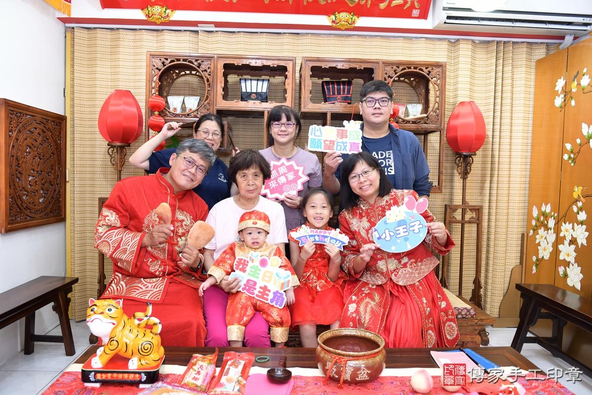 傳家手工印章台南店、美式抓周、抓周道具、未來職業、滿周歲、皓皓寶寶、台南市、拍照、生日快樂 傳家手工印章台南店、美式抓周、抓周道具、未來職業、滿周歲、皓皓寶寶、台南市、拍照、生日快樂