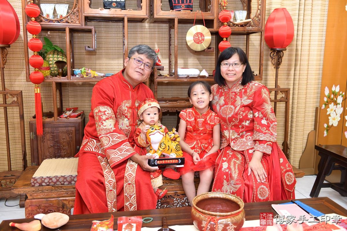 傳家手工印章台南店、美式抓周、抓周道具、未來職業、滿周歲、皓皓寶寶、台南市、拍照、生日快樂 傳家手工印章台南店、美式抓周、抓周道具、未來職業、滿周歲、皓皓寶寶、台南市、拍照、生日快樂
