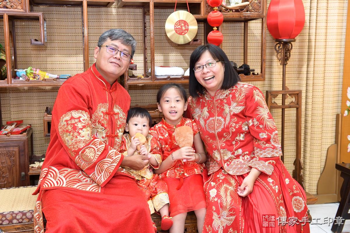 傳家手工印章台南店、美式抓周、抓周道具、未來職業、滿周歲、皓皓寶寶、台南市、拍照、生日快樂 傳家手工印章台南店、美式抓周、抓周道具、未來職業、滿周歲、皓皓寶寶、台南市、拍照、生日快樂