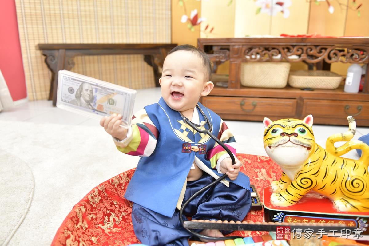 傳家手工印章新竹店、抓周、度晬、中國風會場、抓周道具物品、抓周證書、滿周歲、小宇寶寶、新竹市、拍照、生日快樂 傳家手工印章新竹店、抓周、度晬、中國風會場、抓周道具物品、抓周證書、滿周歲、小宇寶寶、新竹市、拍照、生日快樂