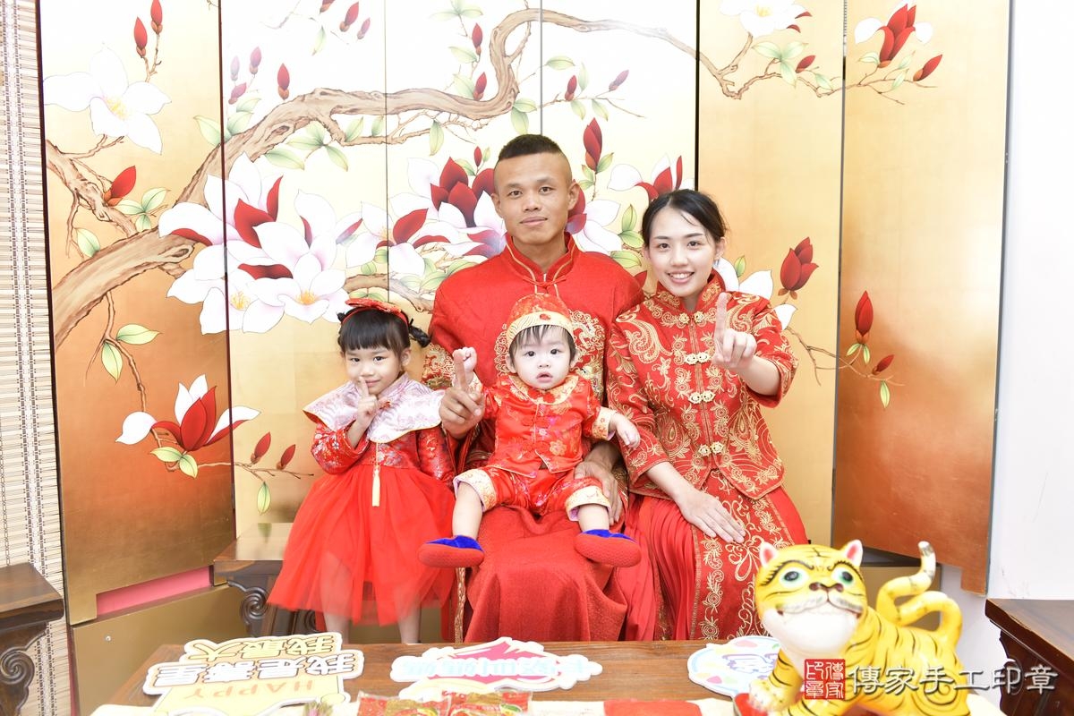 傳家手工印章新竹店、抓周、度晬、中國風會場、抓周道具物品、抓周證書、滿周歲、槿槿寶寶、新竹市、拍照、生日快樂 傳家手工印章新竹店、抓周、度晬、中國風會場、抓周道具物品、抓周證書、滿周歲、槿槿寶寶、新竹市、拍照、生日快樂
