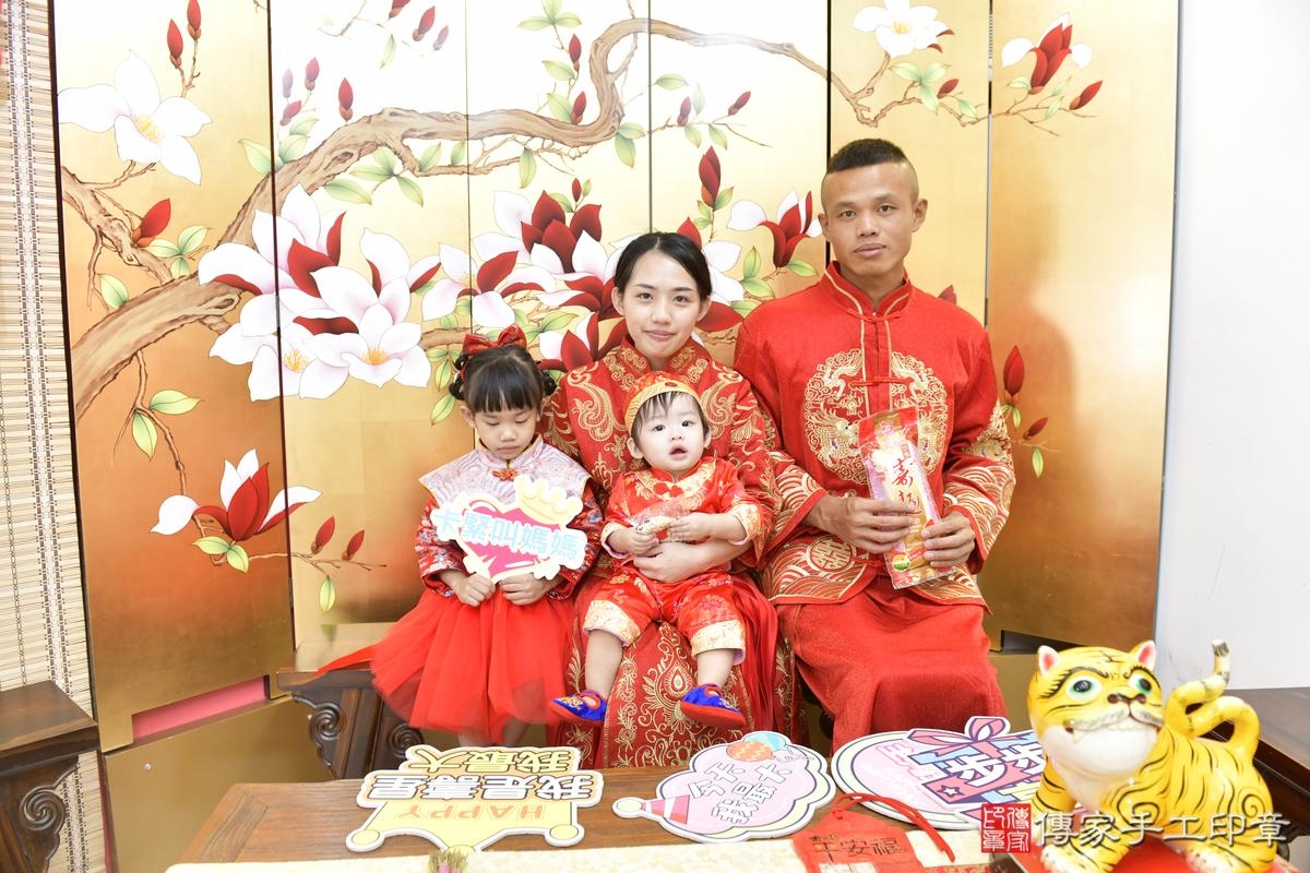 傳家手工印章新竹店、抓周、度晬、中國風會場、抓周道具物品、抓周證書、滿周歲、槿槿寶寶、新竹市、拍照、生日快樂 傳家手工印章新竹店、抓周、度晬、中國風會場、抓周道具物品、抓周證書、滿周歲、槿槿寶寶、新竹市、拍照、生日快樂