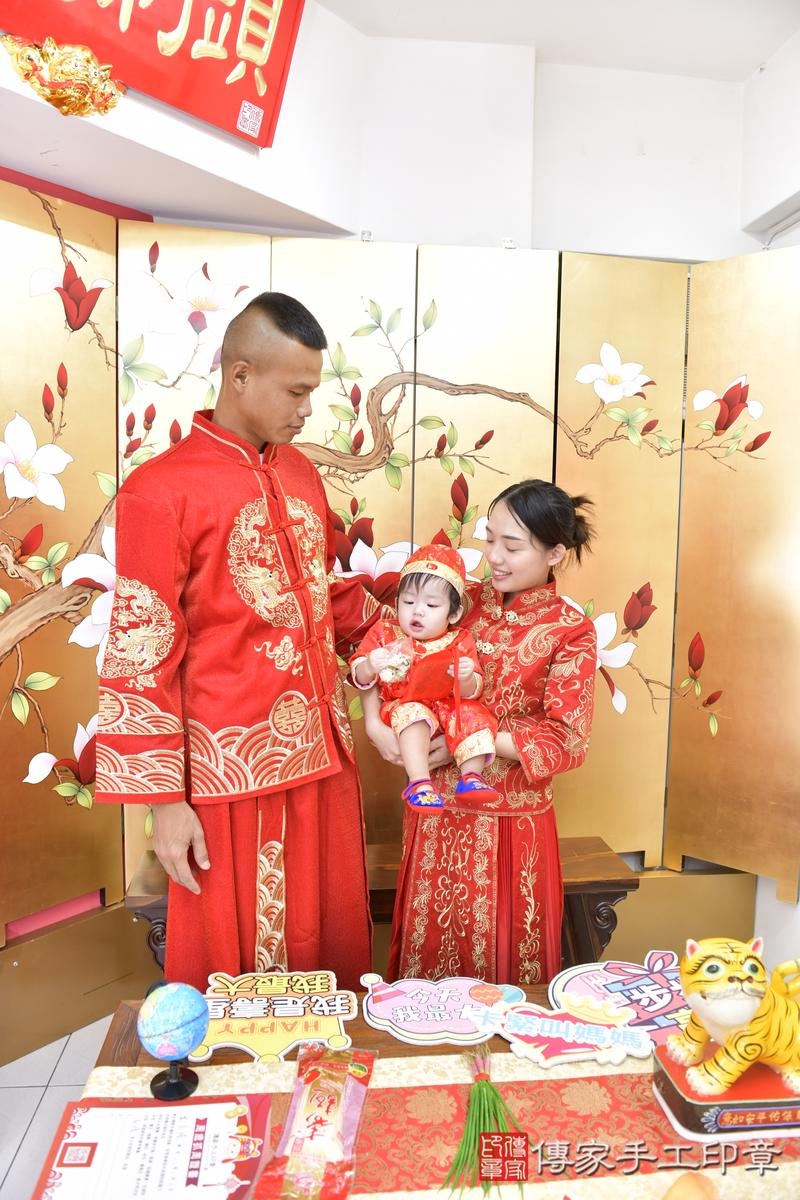 傳家手工印章新竹店、抓周、度晬、中國風會場、抓周道具物品、抓周證書、滿周歲、槿槿寶寶、新竹市、拍照、生日快樂 傳家手工印章新竹店、抓周、度晬、中國風會場、抓周道具物品、抓周證書、滿周歲、槿槿寶寶、新竹市、拍照、生日快樂