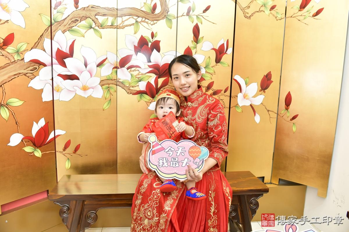 傳家手工印章新竹店、抓周、度晬、中國風會場、抓周道具物品、抓周證書、滿周歲、槿槿寶寶、新竹市、拍照、生日快樂 傳家手工印章新竹店、抓周、度晬、中國風會場、抓周道具物品、抓周證書、滿周歲、槿槿寶寶、新竹市、拍照、生日快樂