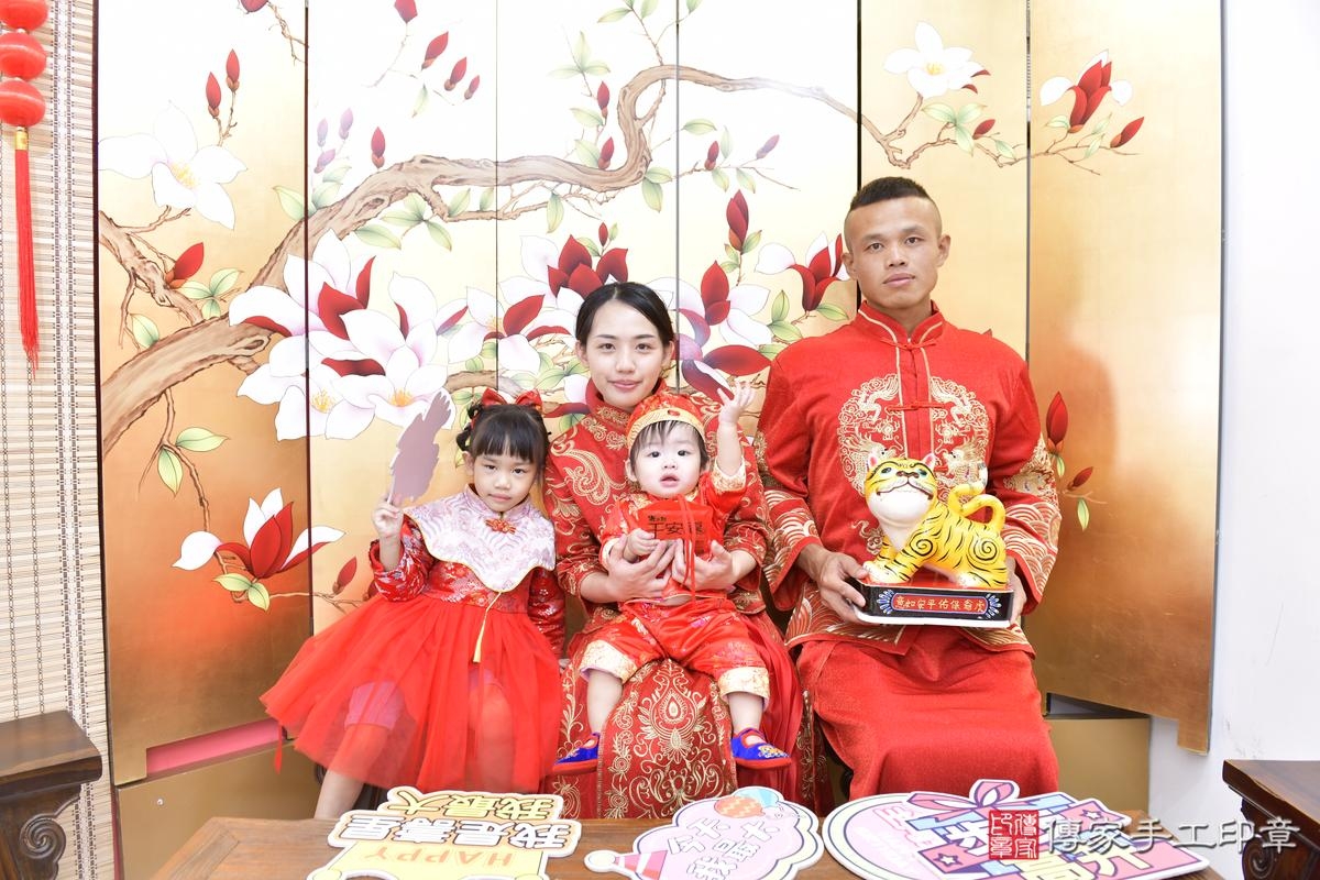 傳家手工印章新竹店、抓周、度晬、中國風會場、抓周道具物品、抓周證書、滿周歲、槿槿寶寶、新竹市、拍照、生日快樂 傳家手工印章新竹店、抓周、度晬、中國風會場、抓周道具物品、抓周證書、滿周歲、槿槿寶寶、新竹市、拍照、生日快樂