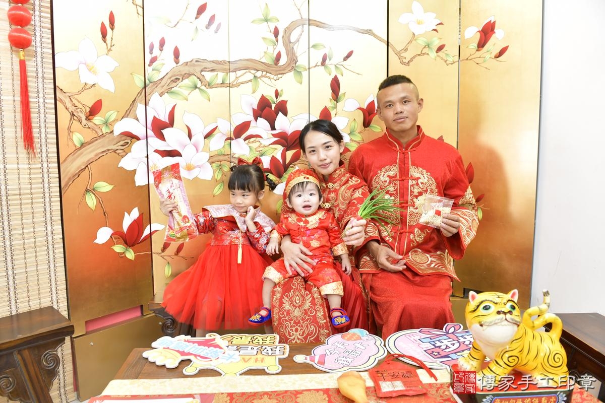 傳家手工印章新竹店、抓周、度晬、中國風會場、抓周道具物品、抓周證書、滿周歲、槿槿寶寶、新竹市、拍照、生日快樂 傳家手工印章新竹店、抓周、度晬、中國風會場、抓周道具物品、抓周證書、滿周歲、槿槿寶寶、新竹市、拍照、生日快樂