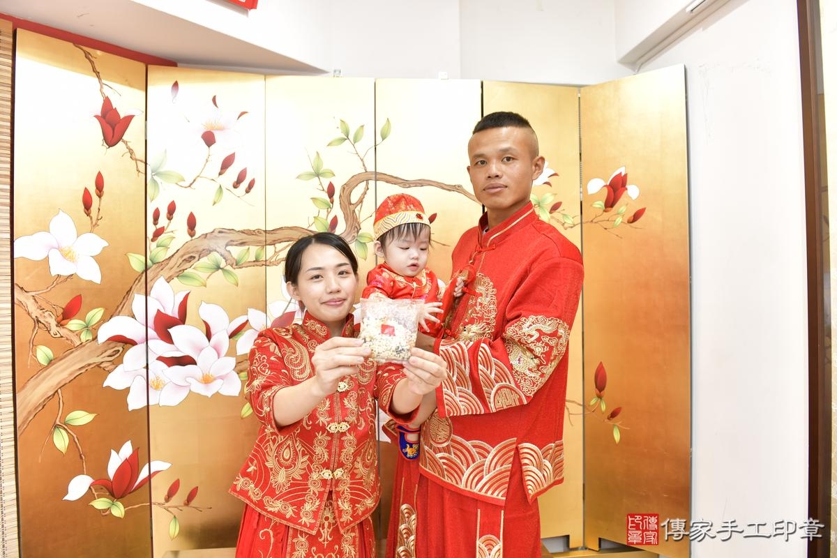 傳家手工印章新竹店、抓周、度晬、中國風會場、抓周道具物品、抓周證書、滿周歲、槿槿寶寶、新竹市、拍照、生日快樂 傳家手工印章新竹店、抓周、度晬、中國風會場、抓周道具物品、抓周證書、滿周歲、槿槿寶寶、新竹市、拍照、生日快樂