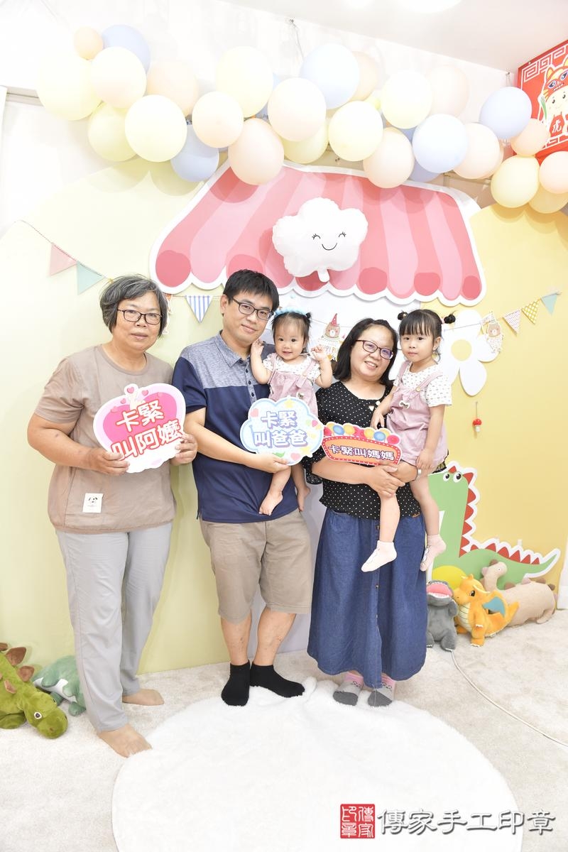 傳家手工印章新竹店、抓周、度晬、中國風會場、抓周道具物品、抓周證書、滿周歲、柔柔寶寶、新竹市、拍照、生日快樂 傳家手工印章新竹店、抓周、度晬、中國風會場、抓周道具物品、抓周證書、滿周歲、柔柔寶寶、新竹市、拍照、生日快樂