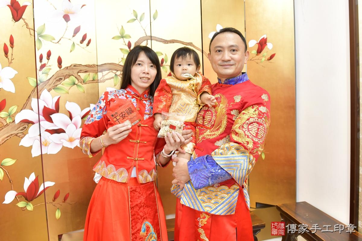 傳家手工印章新竹店、抓周、度晬、中國風會場、抓周道具物品、抓周證書、滿周歲、騰騰寶寶、新竹市、拍照、生日快樂 傳家手工印章新竹店、抓周、度晬、中國風會場、抓周道具物品、抓周證書、滿周歲、騰騰寶寶、新竹市、拍照、生日快樂