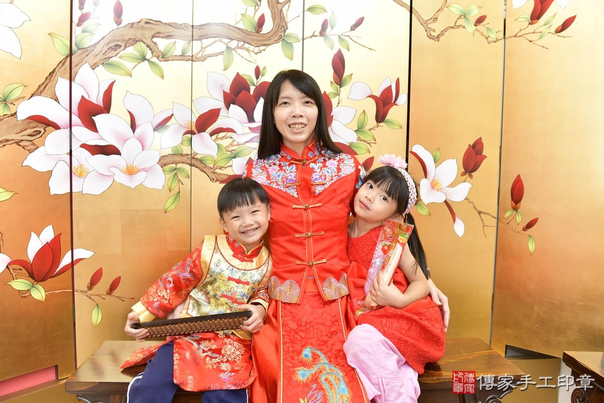 傳家手工印章新竹店、抓周、度晬、中國風會場、抓周道具物品、抓周證書、滿周歲、騰騰寶寶、新竹市、拍照、生日快樂 傳家手工印章新竹店、抓周、度晬、中國風會場、抓周道具物品、抓周證書、滿周歲、騰騰寶寶、新竹市、拍照、生日快樂