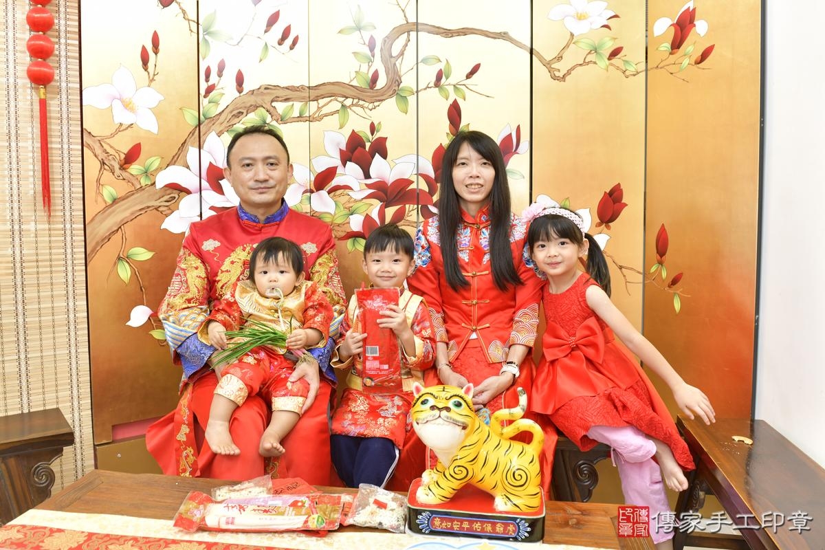 傳家手工印章新竹店、抓周、度晬、中國風會場、抓周道具物品、抓周證書、滿周歲、騰騰寶寶、新竹市、拍照、生日快樂 傳家手工印章新竹店、抓周、度晬、中國風會場、抓周道具物品、抓周證書、滿周歲、騰騰寶寶、新竹市、拍照、生日快樂