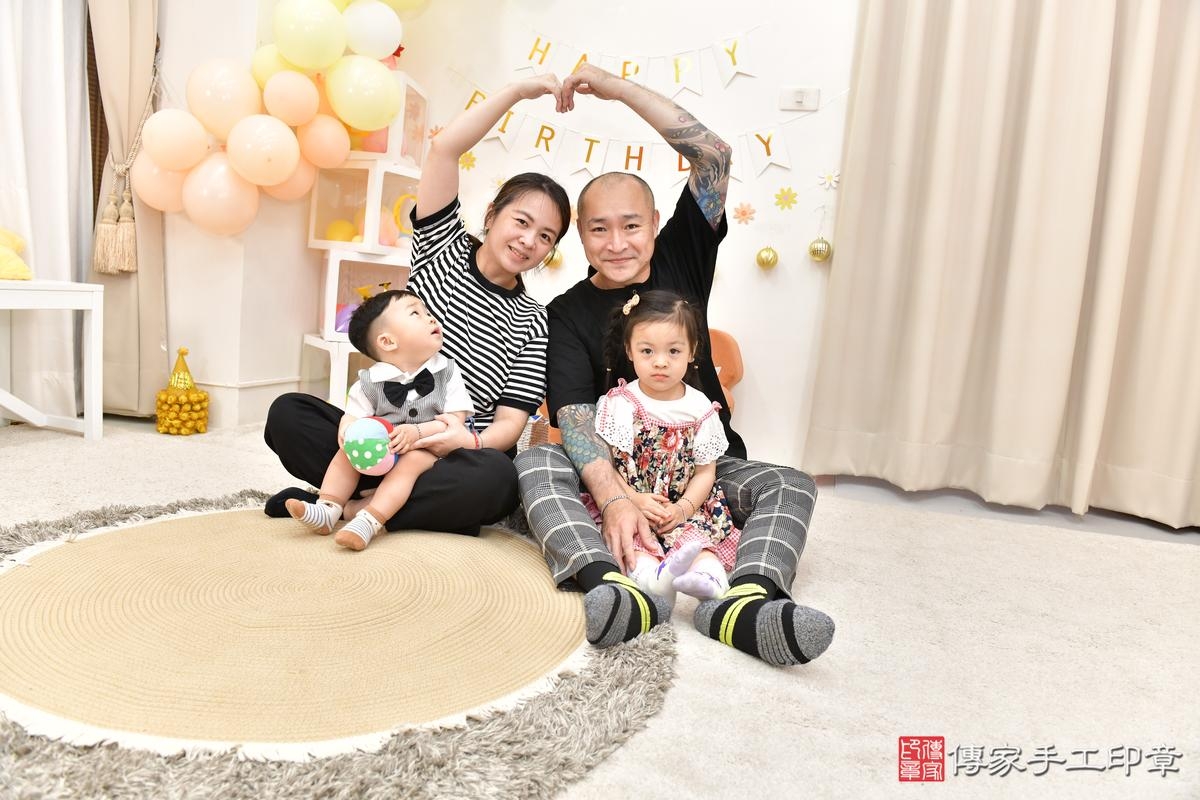 傳家手工印章高雄店、抓周、度晬、中國風會場、抓周道具物品、抓周證書、滿周歲、宸宸寶寶、高雄市、拍照、生日快樂 傳家手工印章高雄店、抓周、度晬、中國風會場、抓周道具物品、抓周證書、滿周歲、宸宸寶寶、高雄市、拍照、生日快樂