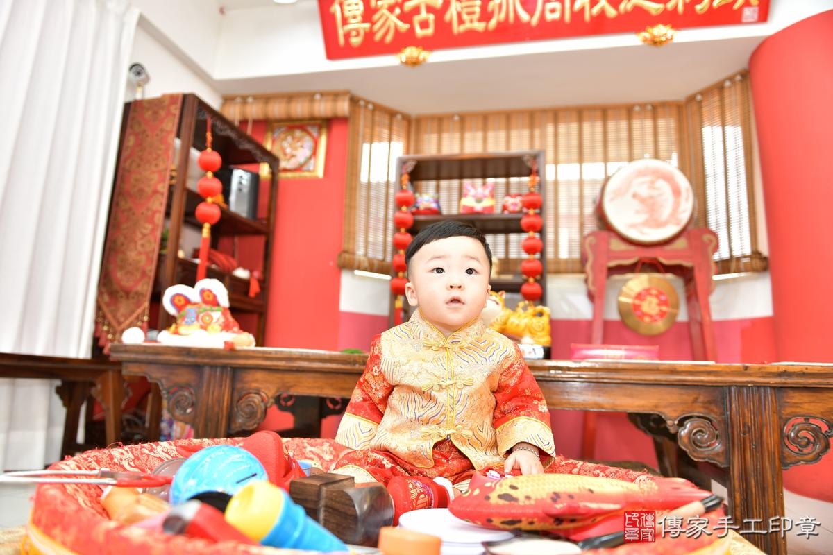 傳家手工印章高雄店、抓周、度晬、中國風會場、抓周道具物品、抓周證書、滿周歲、宸宸寶寶、高雄市、拍照、生日快樂 傳家手工印章高雄店、抓周、度晬、中國風會場、抓周道具物品、抓周證書、滿周歲、宸宸寶寶、高雄市、拍照、生日快樂