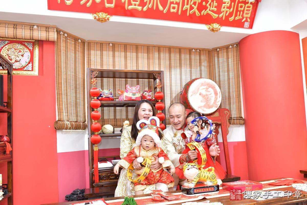 傳家手工印章高雄店、抓周、度晬、中國風會場、抓周道具物品、抓周證書、滿周歲、宸宸寶寶、高雄市、拍照、生日快樂 傳家手工印章高雄店、抓周、度晬、中國風會場、抓周道具物品、抓周證書、滿周歲、宸宸寶寶、高雄市、拍照、生日快樂