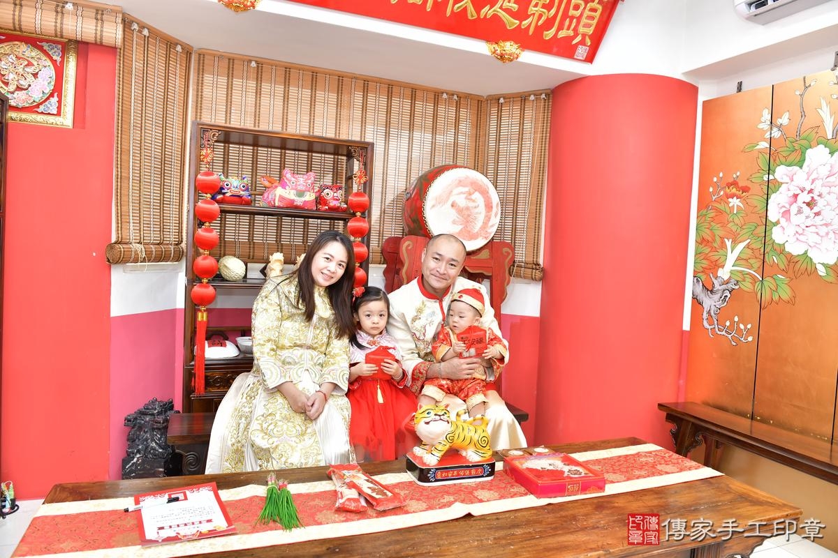 傳家手工印章高雄店、抓周、度晬、中國風會場、抓周道具物品、抓周證書、滿周歲、宸宸寶寶、高雄市、拍照、生日快樂 傳家手工印章高雄店、抓周、度晬、中國風會場、抓周道具物品、抓周證書、滿周歲、宸宸寶寶、高雄市、拍照、生日快樂