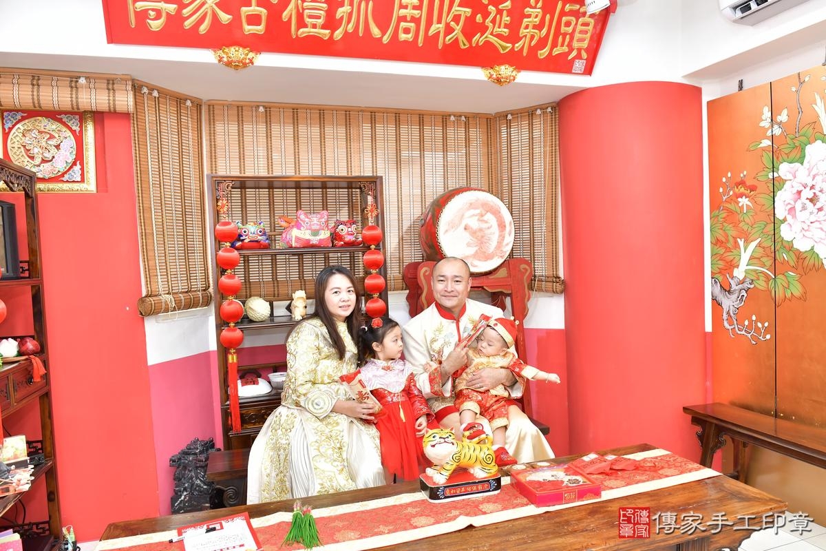傳家手工印章高雄店、抓周、度晬、中國風會場、抓周道具物品、抓周證書、滿周歲、宸宸寶寶、高雄市、拍照、生日快樂 傳家手工印章高雄店、抓周、度晬、中國風會場、抓周道具物品、抓周證書、滿周歲、宸宸寶寶、高雄市、拍照、生日快樂