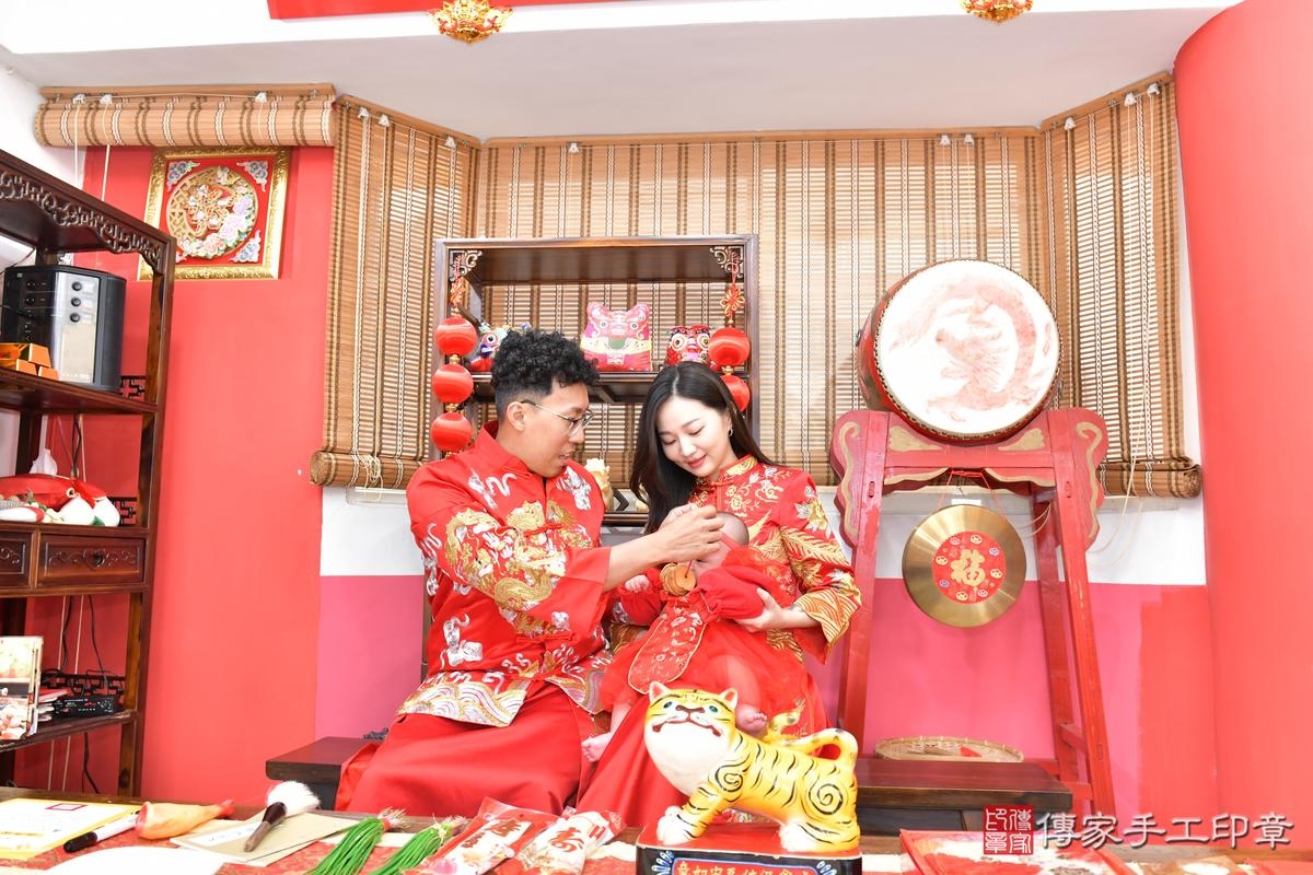 傳家手工印章高雄店、收涎、四個月、收涎餅、吉祥話、沁沁寶寶、高雄市、拍照、生日快樂 傳家手工印章高雄店、收涎、四個月、收涎餅、吉祥話、沁沁寶寶、高雄市、拍照、生日快樂