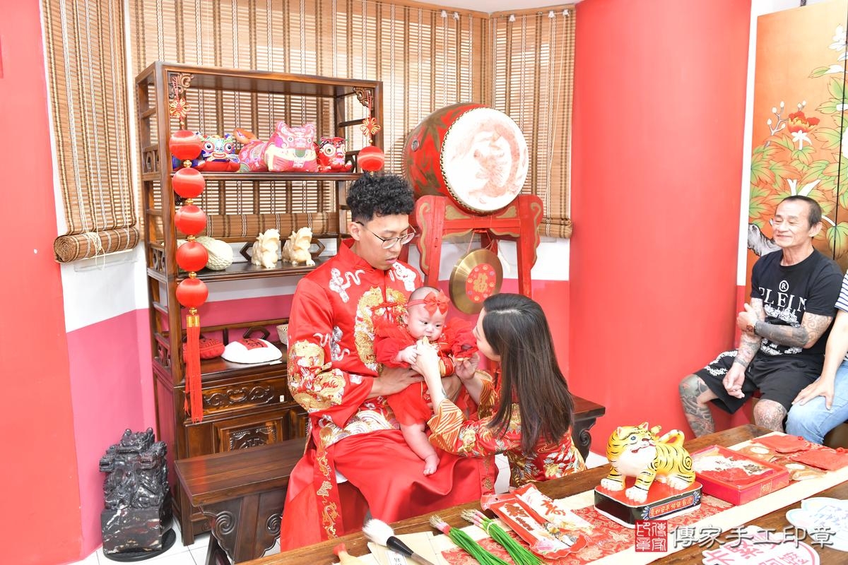 傳家手工印章高雄店、收涎、四個月、收涎餅、吉祥話、沁沁寶寶、高雄市、拍照、生日快樂 傳家手工印章高雄店、收涎、四個月、收涎餅、吉祥話、沁沁寶寶、高雄市、拍照、生日快樂