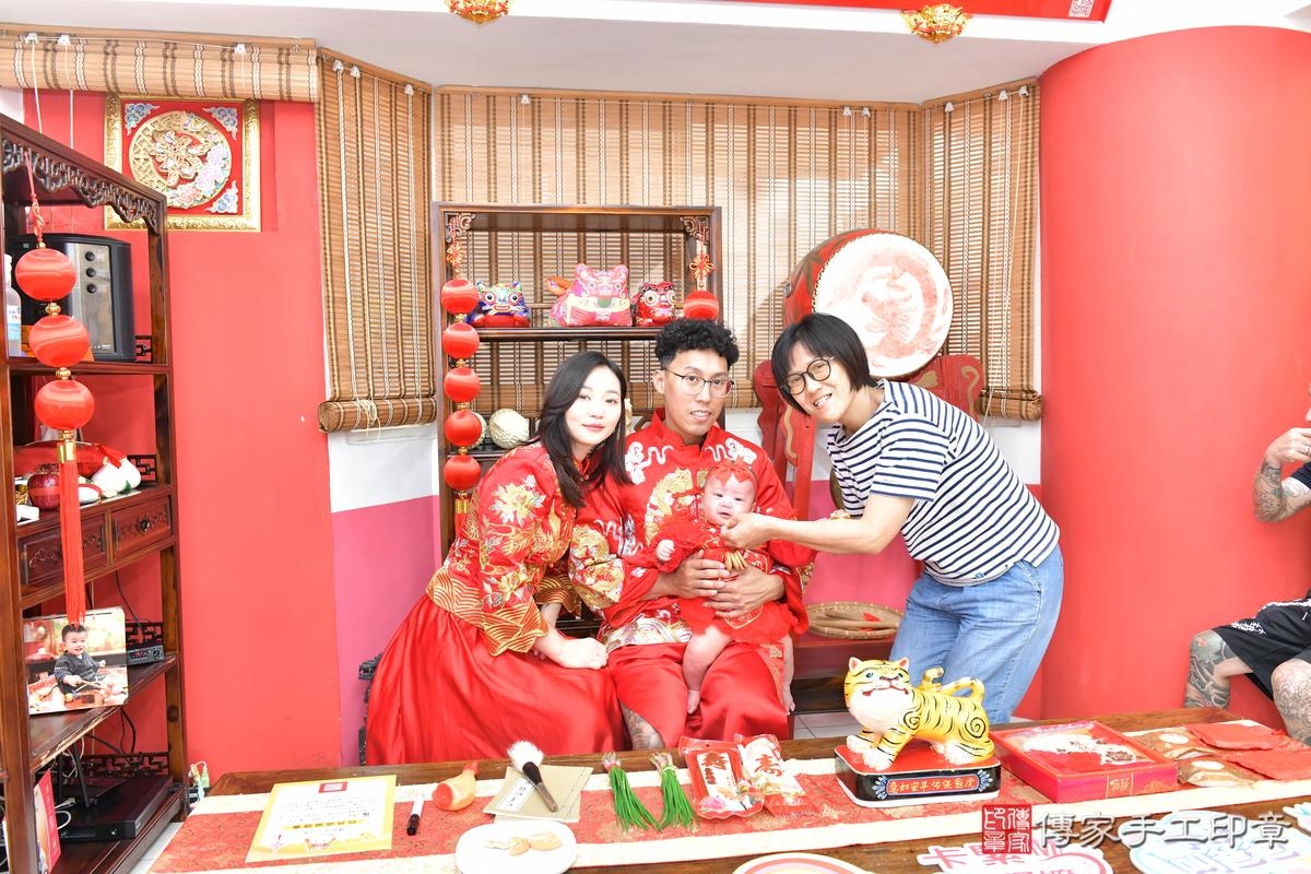 傳家手工印章高雄店、收涎、四個月、收涎餅、吉祥話、沁沁寶寶、高雄市、拍照、生日快樂 傳家手工印章高雄店、收涎、四個月、收涎餅、吉祥話、沁沁寶寶、高雄市、拍照、生日快樂