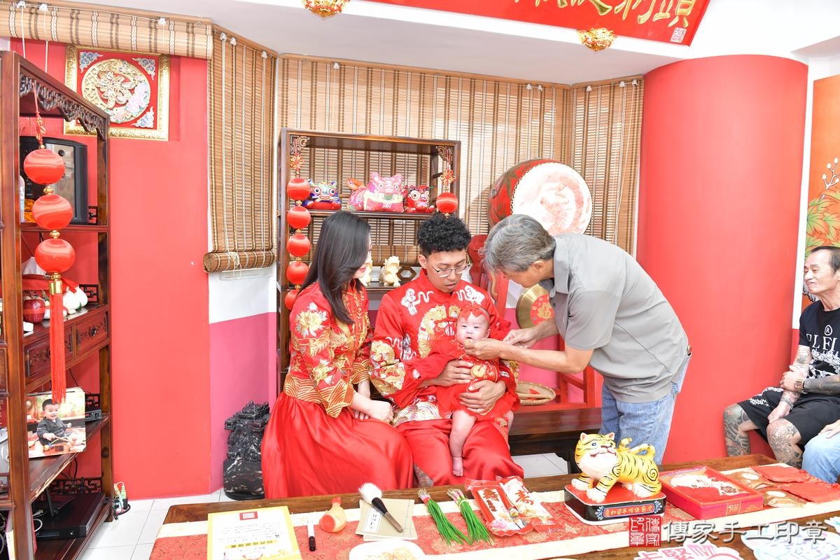 傳家手工印章高雄店、收涎、四個月、收涎餅、吉祥話、沁沁寶寶、高雄市、拍照、生日快樂 傳家手工印章高雄店、收涎、四個月、收涎餅、吉祥話、沁沁寶寶、高雄市、拍照、生日快樂