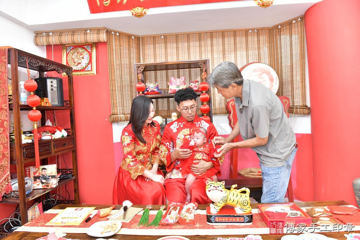 傳家手工印章高雄店、收涎、四個月、收涎餅、吉祥話、沁沁寶寶、高雄市、拍照、生日快樂 傳家手工印章高雄店、收涎、四個月、收涎餅、吉祥話、沁沁寶寶、高雄市、拍照、生日快樂