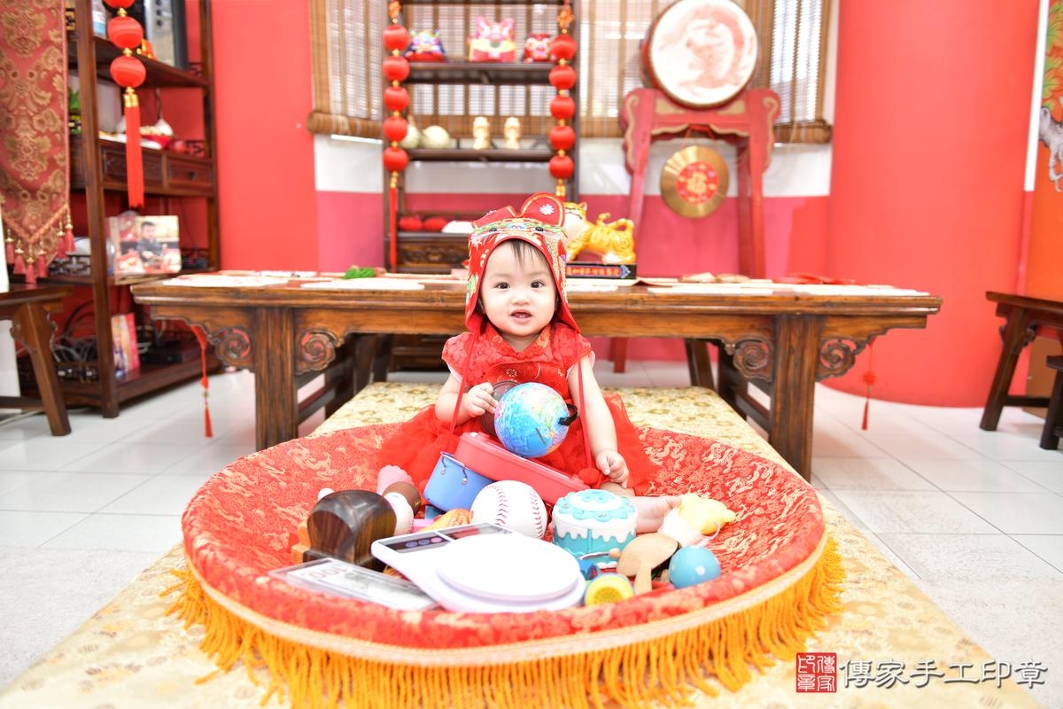 傳家手工印章高雄店、抓周、度晬、中國風會場、抓周道具物品、抓周證書、滿周歲、田田寶寶、高雄市、拍照、生日快樂 傳家手工印章高雄店、抓周、度晬、中國風會場、抓周道具物品、抓周證書、滿周歲、田田寶寶、高雄市、拍照、生日快樂