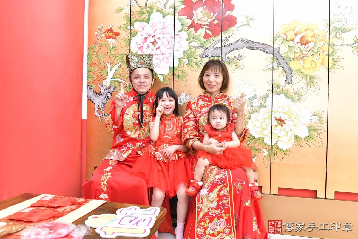 傳家手工印章高雄店、抓周、度晬、中國風會場、抓周道具物品、抓周證書、滿周歲、田田寶寶、高雄市、拍照、生日快樂 傳家手工印章高雄店、抓周、度晬、中國風會場、抓周道具物品、抓周證書、滿周歲、田田寶寶、高雄市、拍照、生日快樂