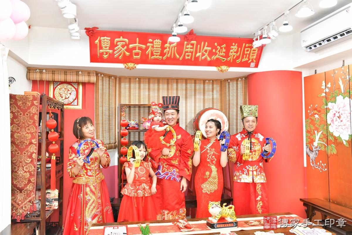 傳家手工印章高雄店、抓周、度晬、中國風會場、抓周道具物品、抓周證書、滿周歲、田田寶寶、高雄市、拍照、生日快樂 傳家手工印章高雄店、抓周、度晬、中國風會場、抓周道具物品、抓周證書、滿周歲、田田寶寶、高雄市、拍照、生日快樂