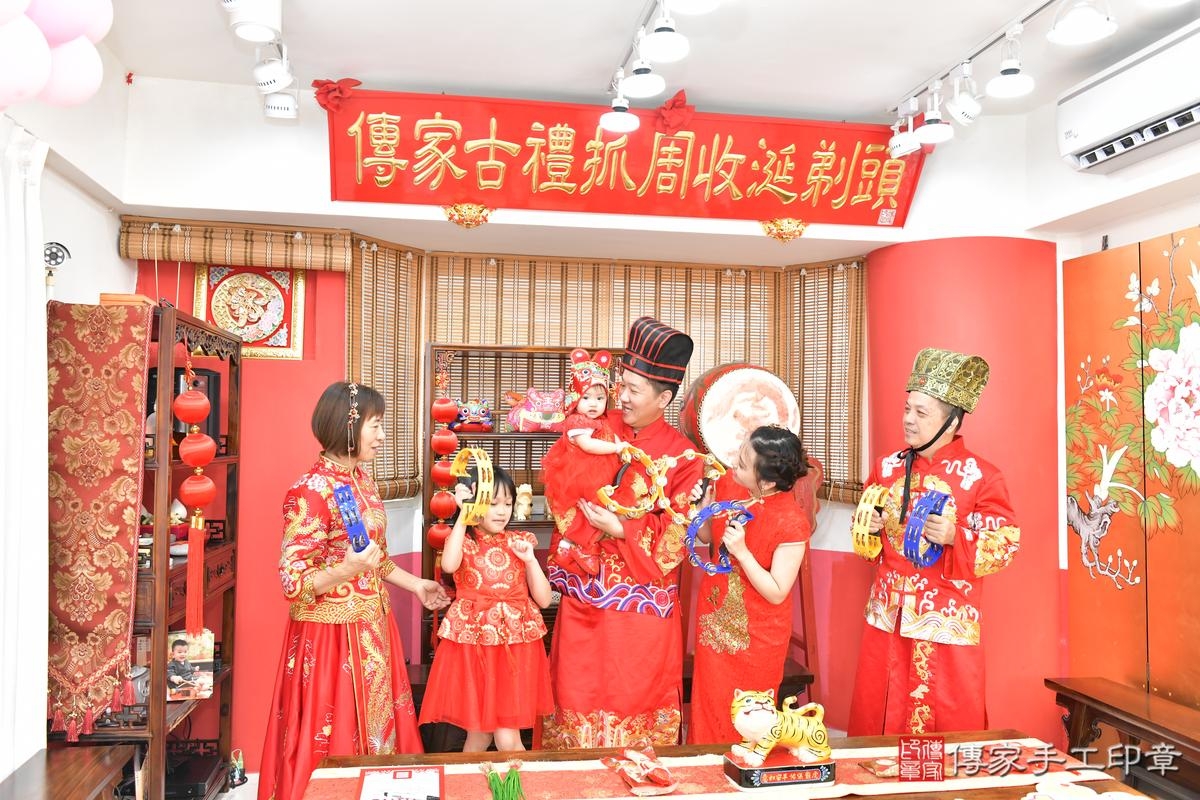 傳家手工印章高雄店、抓周、度晬、中國風會場、抓周道具物品、抓周證書、滿周歲、田田寶寶、高雄市、拍照、生日快樂 傳家手工印章高雄店、抓周、度晬、中國風會場、抓周道具物品、抓周證書、滿周歲、田田寶寶、高雄市、拍照、生日快樂