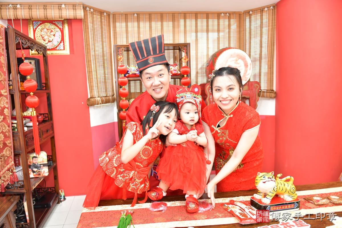 傳家手工印章高雄店、抓周、度晬、中國風會場、抓周道具物品、抓周證書、滿周歲、田田寶寶、高雄市、拍照、生日快樂 傳家手工印章高雄店、抓周、度晬、中國風會場、抓周道具物品、抓周證書、滿周歲、田田寶寶、高雄市、拍照、生日快樂