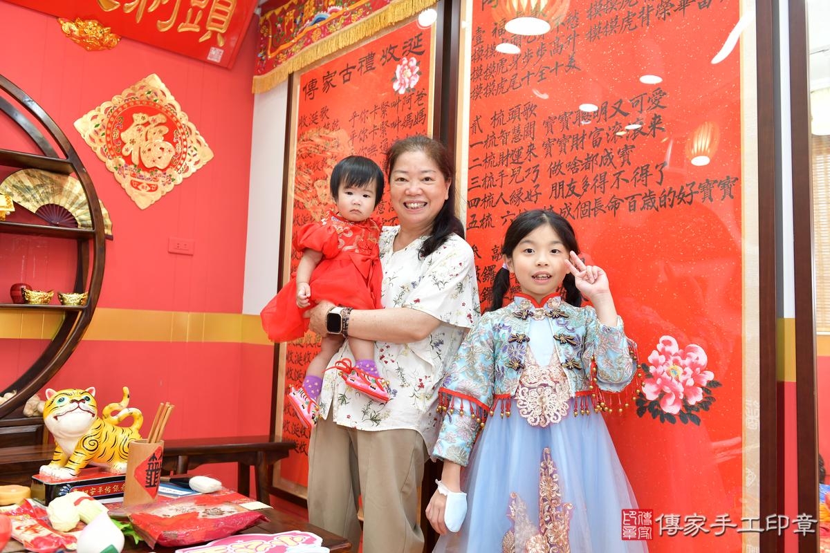 傳家手工印章桃園店、抓周、度晬、中國風會場、抓周道具物品、抓周證書、滿周歲、彤彤寶寶、桃園市、拍照、生日快樂 傳家手工印章桃園店、抓周、度晬、中國風會場、抓周道具物品、抓周證書、滿周歲、彤彤寶寶、桃園市、拍照、生日快樂