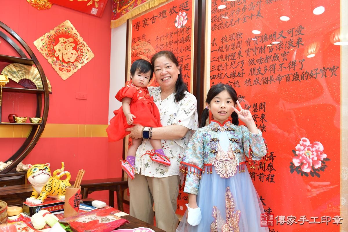傳家手工印章桃園店、抓周、度晬、中國風會場、抓周道具物品、抓周證書、滿周歲、彤彤寶寶、桃園市、拍照、生日快樂 傳家手工印章桃園店、抓周、度晬、中國風會場、抓周道具物品、抓周證書、滿周歲、彤彤寶寶、桃園市、拍照、生日快樂