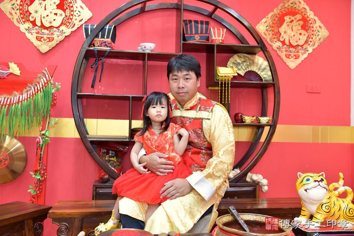 傳家手工印章桃園店、抓周、度晬、中國風會場、抓周道具物品、抓周證書、滿周歲、彤彤寶寶、桃園市、拍照、生日快樂 傳家手工印章桃園店、抓周、度晬、中國風會場、抓周道具物品、抓周證書、滿周歲、彤彤寶寶、桃園市、拍照、生日快樂
