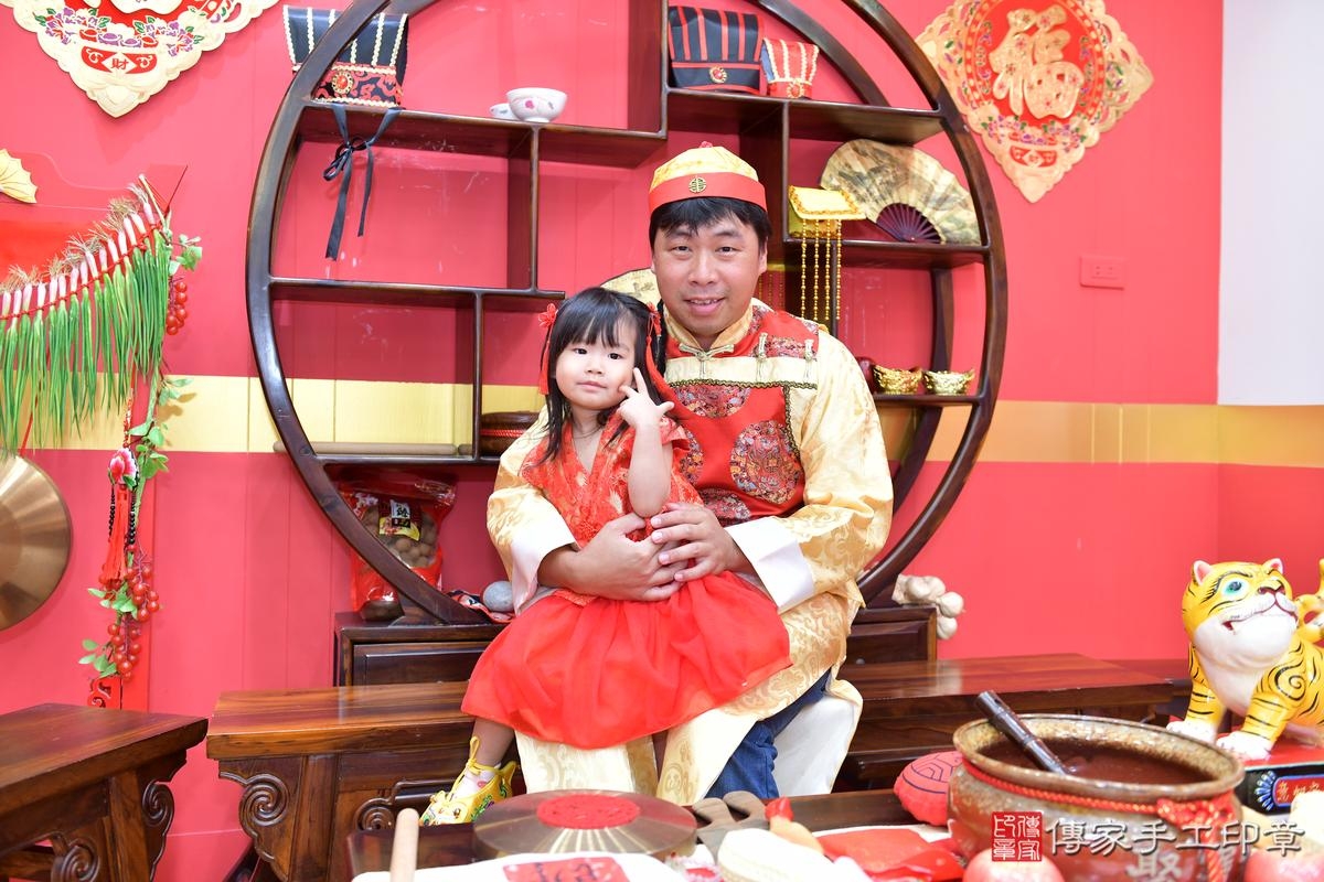 傳家手工印章桃園店、抓周、度晬、中國風會場、抓周道具物品、抓周證書、滿周歲、彤彤寶寶、桃園市、拍照、生日快樂 傳家手工印章桃園店、抓周、度晬、中國風會場、抓周道具物品、抓周證書、滿周歲、彤彤寶寶、桃園市、拍照、生日快樂