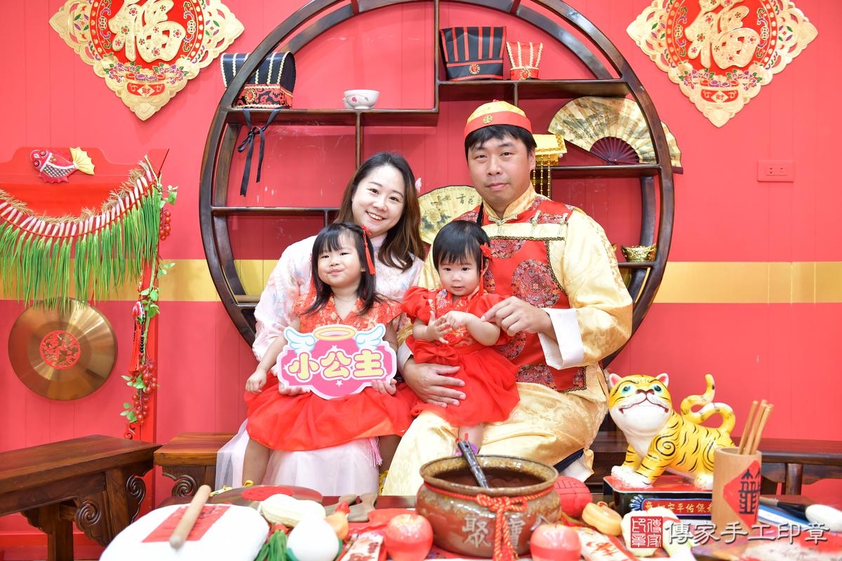 傳家手工印章桃園店、抓周、度晬、中國風會場、抓周道具物品、抓周證書、滿周歲、彤彤寶寶、桃園市、拍照、生日快樂 傳家手工印章桃園店、抓周、度晬、中國風會場、抓周道具物品、抓周證書、滿周歲、彤彤寶寶、桃園市、拍照、生日快樂