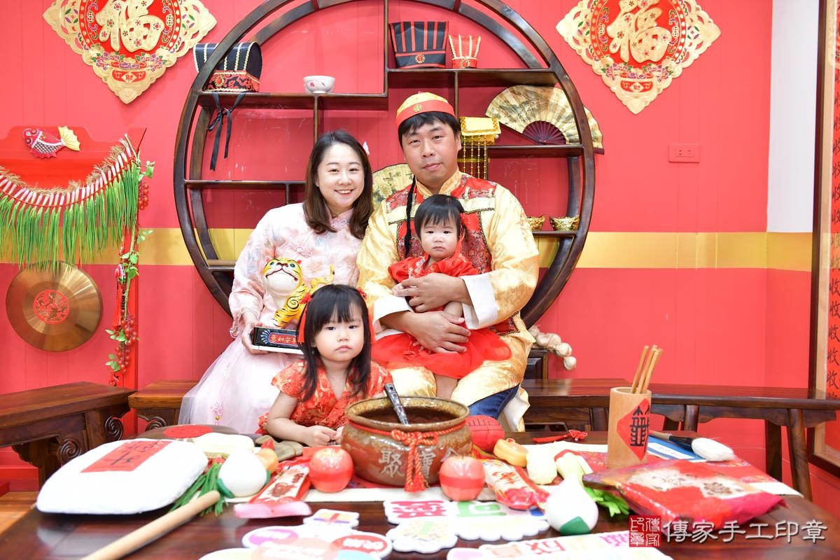 傳家手工印章桃園店、抓周、度晬、中國風會場、抓周道具物品、抓周證書、滿周歲、彤彤寶寶、桃園市、拍照、生日快樂 傳家手工印章桃園店、抓周、度晬、中國風會場、抓周道具物品、抓周證書、滿周歲、彤彤寶寶、桃園市、拍照、生日快樂